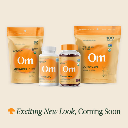 OM MUSHROOM primer plano del polvo Cordyceps y textura fina