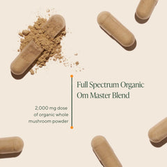 OM MUSHROOM SUPERFOOD cápsulas en mano para comparar tamaño y facilidad de ingestión