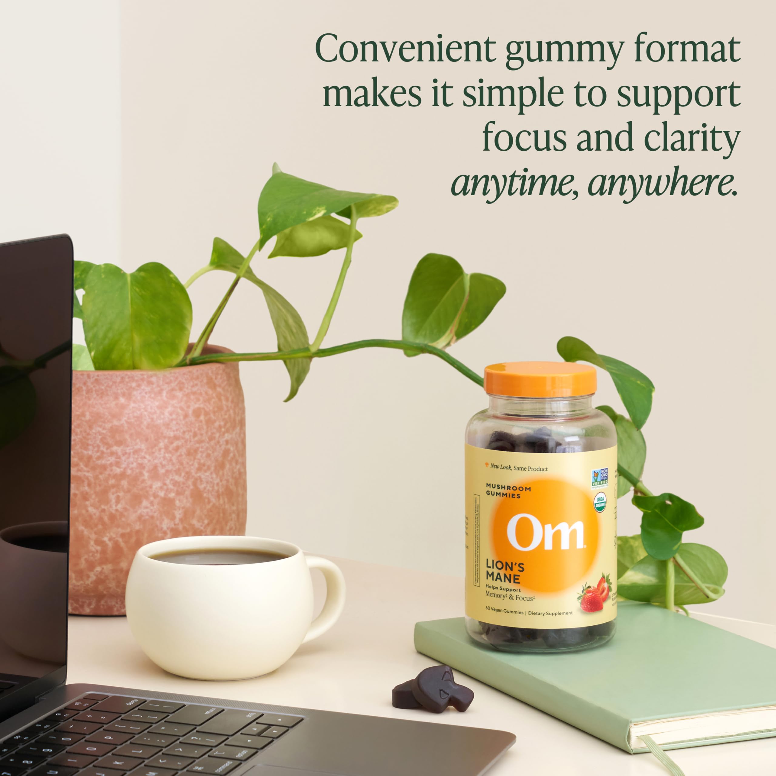 OM MUSHROOM SUPERFOOD persona tomando gominola, uso diario cómodo y sabroso