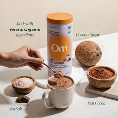 OM MUSHROOM SUPERFOOD taza en mesa con libro para momento relajante