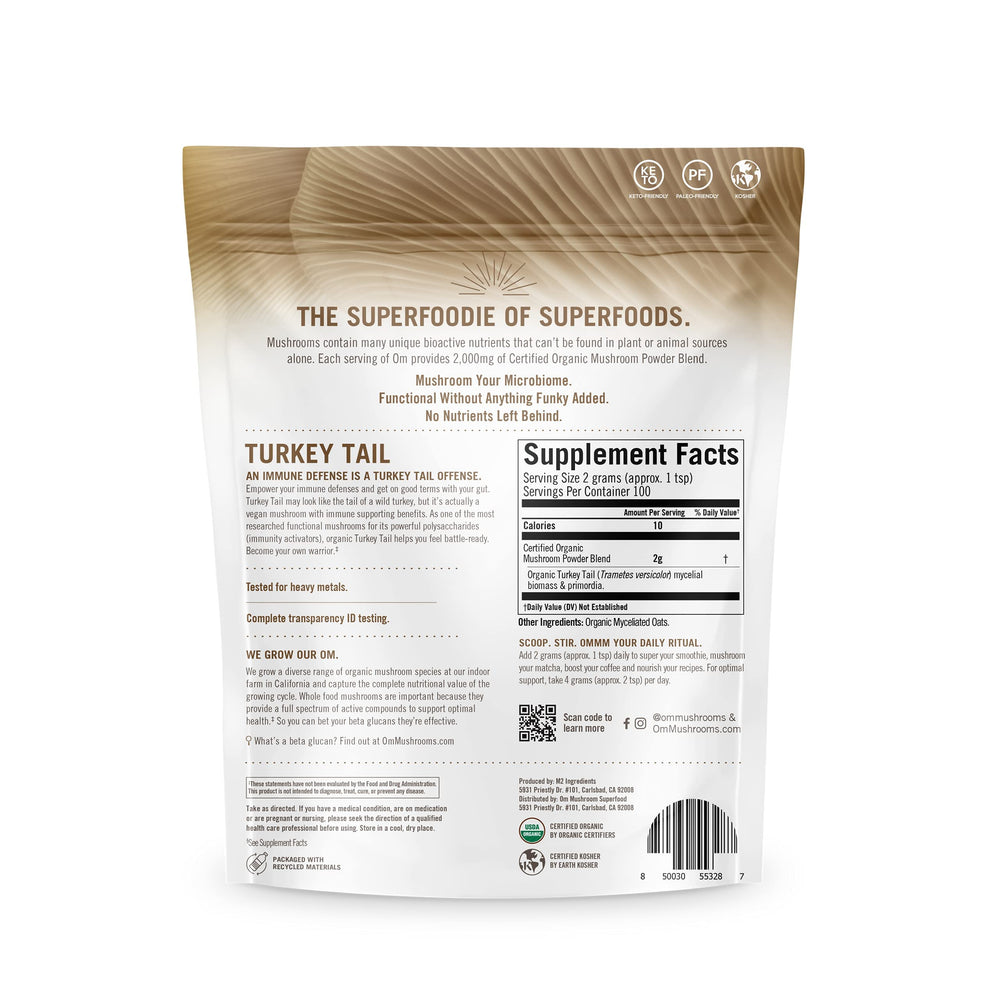 OM MUSHROOM SUPERFOOD escena lifestyle con polvo de Turkey Tail para rutina saludable