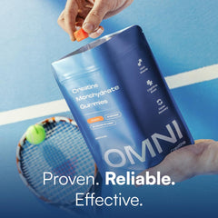 OMNI Creatine gominola junto a una moneda para comparar tamaño y control de dosis