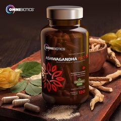 OmniBiotics cápsulas en mano ilustrando tamaño y conveniencia diaria