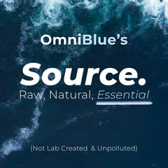 OmniBlue botella en mano para comparar tamaño, práctico para llevar