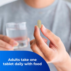 One A Day tableta en mano facilitando la toma diaria y conveniencia