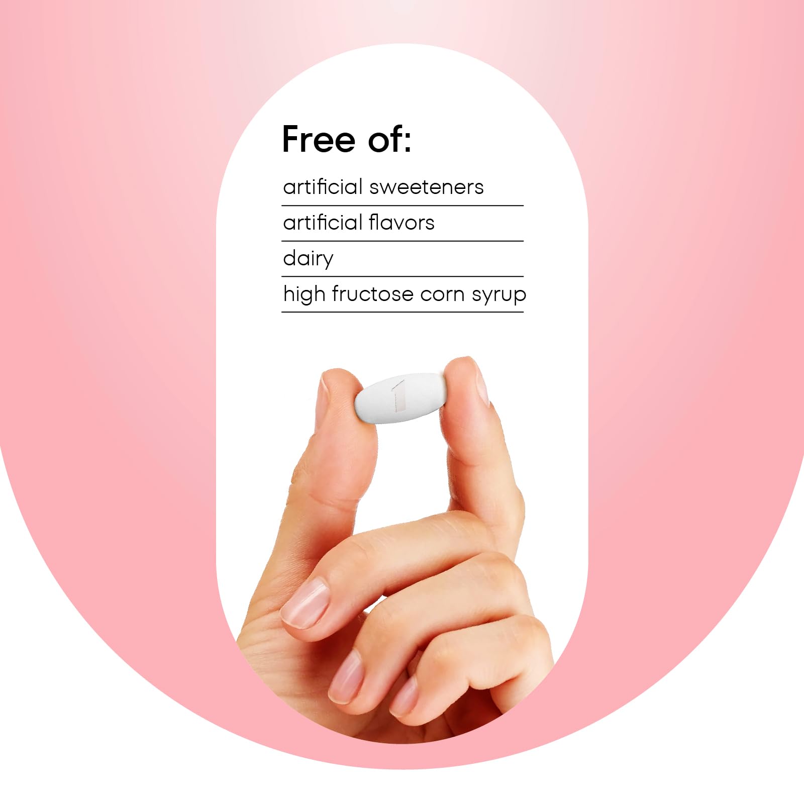 One A Day tabletas en mano para mostrar tamaño y dosificación diaria