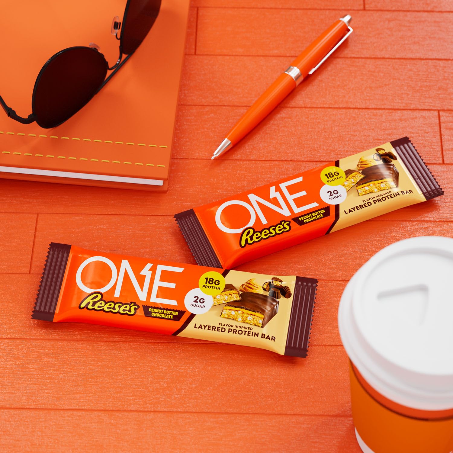ONE REESE'S primer plano de capas de chocolate y crema, detalle apetitoso