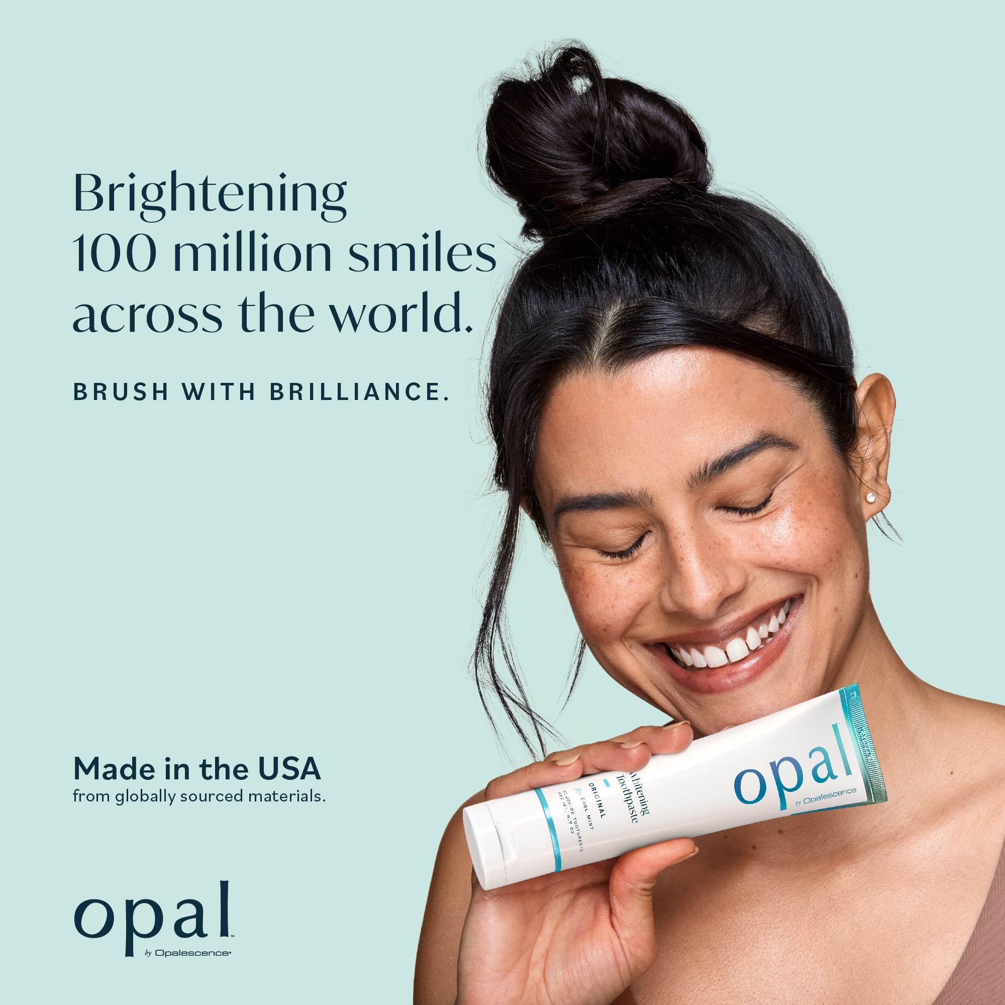 Opalescence Opal tubo abierto mostrando la textura cremosa y limpieza eficaz