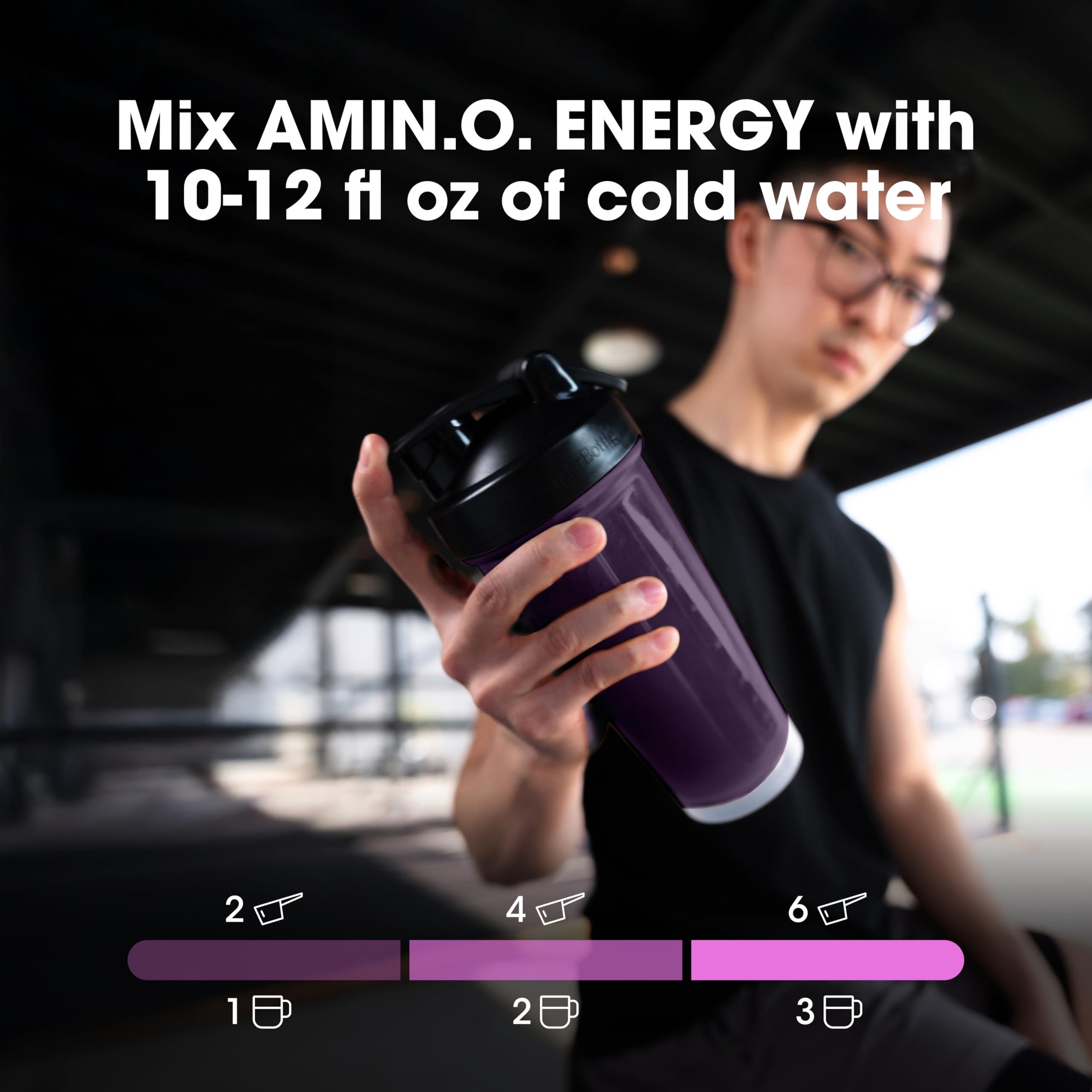 Optimum Nutrition envase al lado de una mano para escala real
