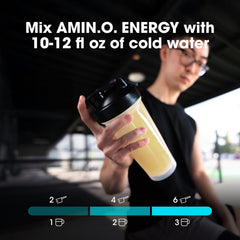 Optimum Nutrition polvo cayendo en agua demostrando disolución fácil y sin grumos