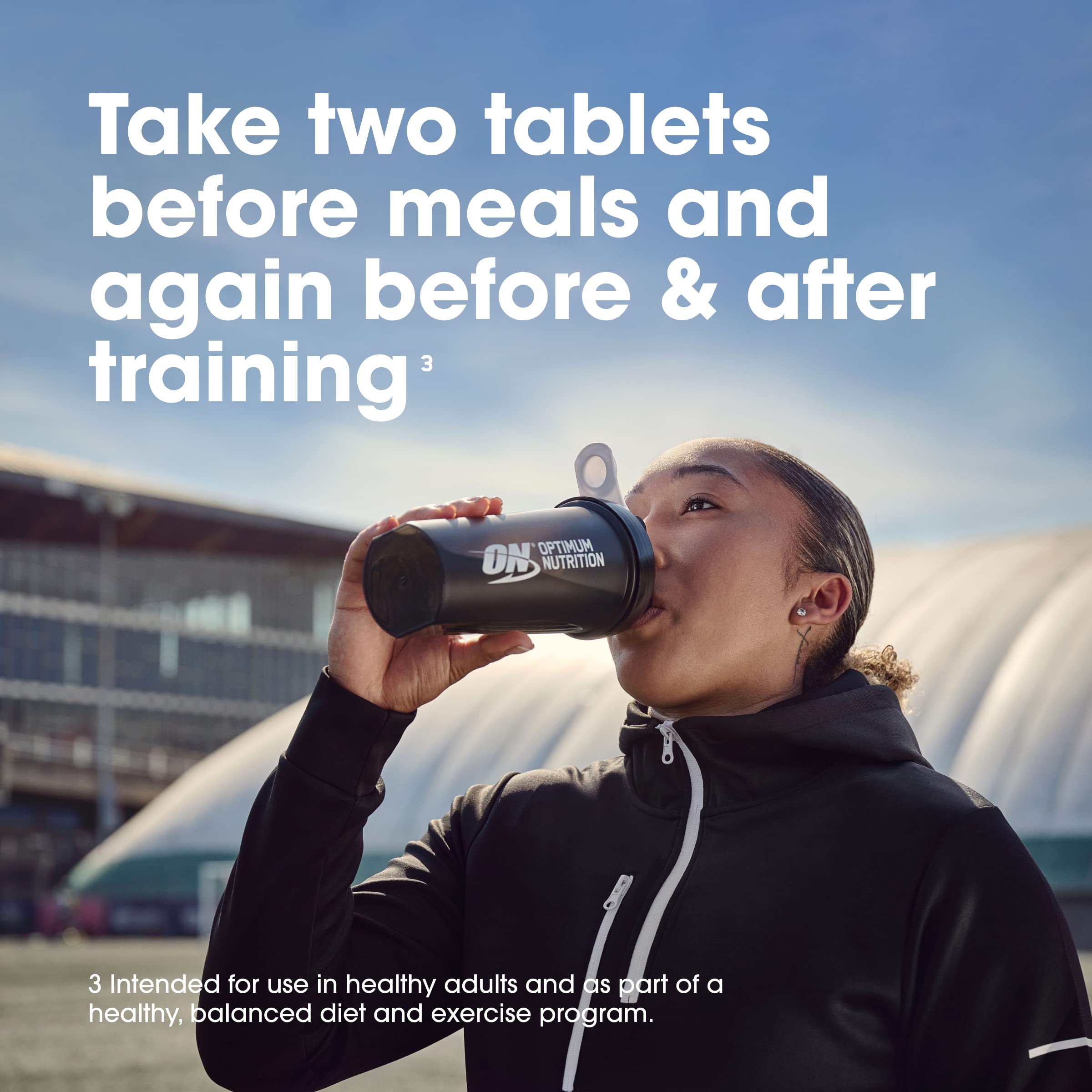 Optimum Nutrition cápsula junto a moneda para comparar tamaño