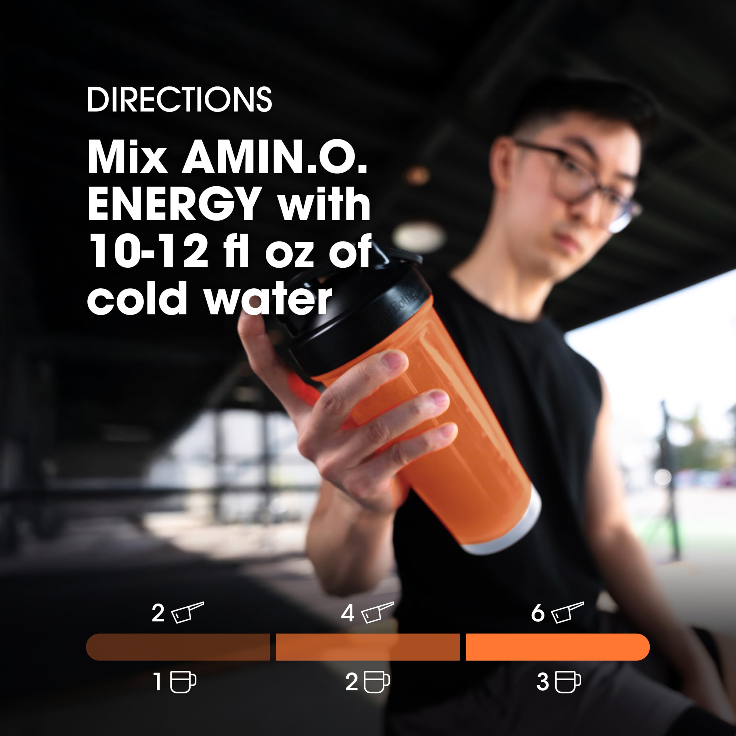 Optimum Nutrition comparación de tamaño con mano para referencia de escala