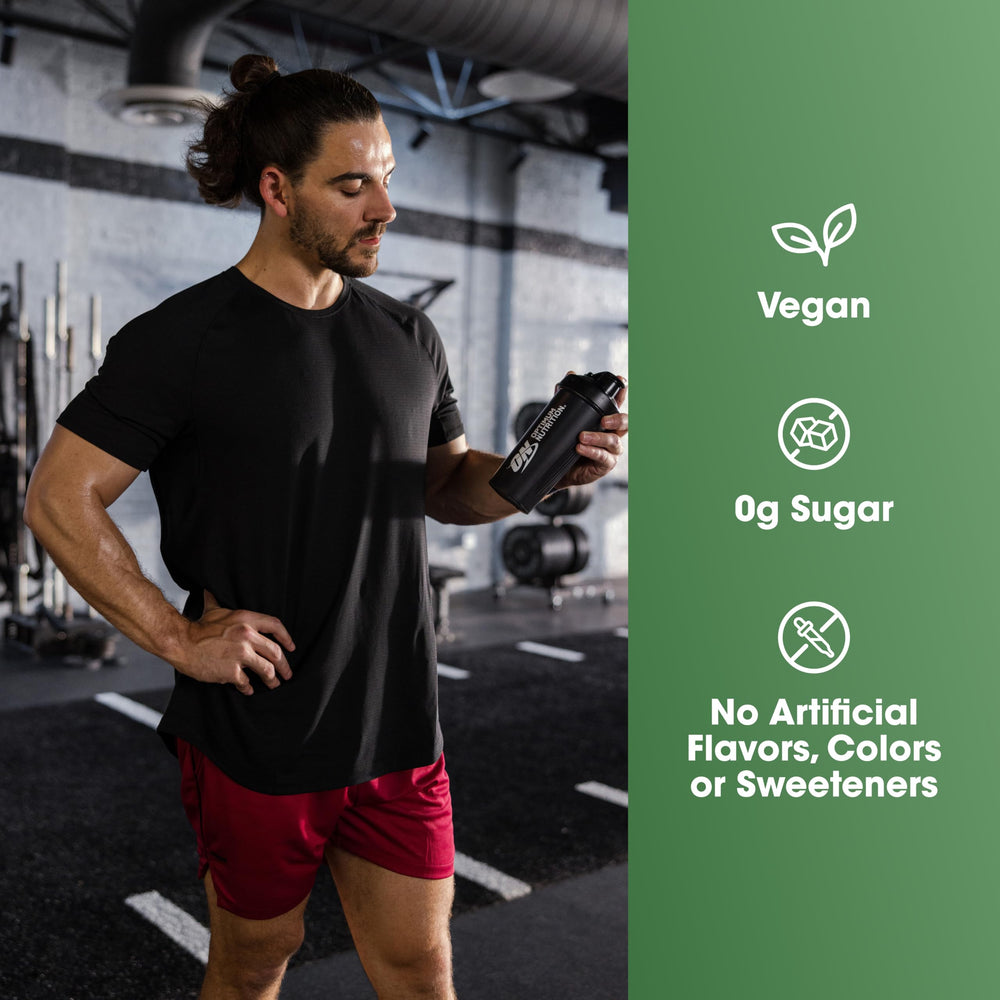 Optimum Nutrition envase junto a mano para comparar tamaño y porciones