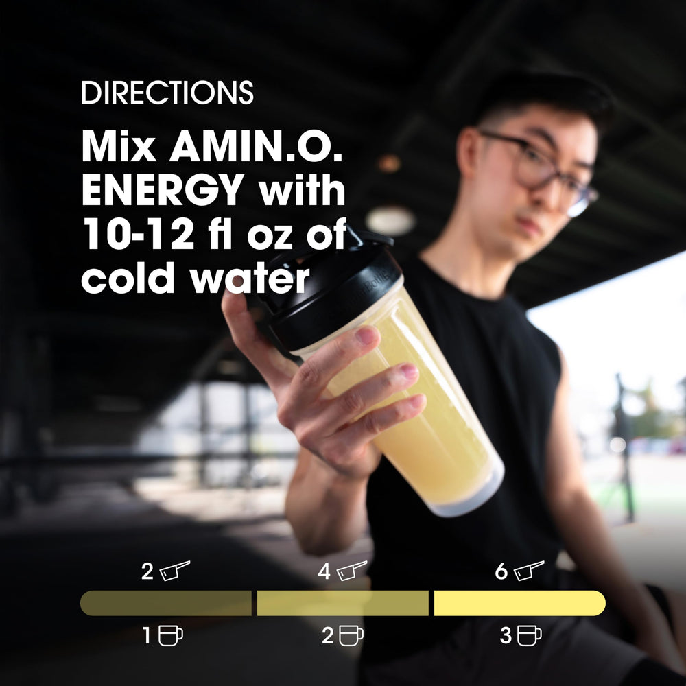 Optimum Nutrition tarro comparado en mano para referencia de tamaño práctico