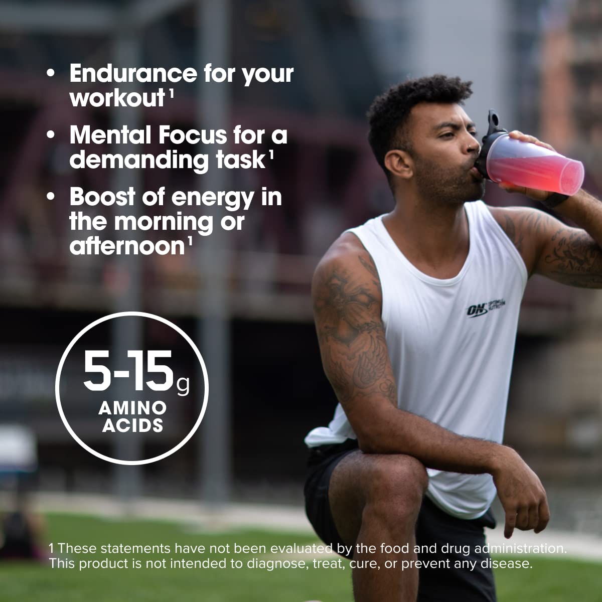 Optimum Nutrition envase junto a mano para comparar tamaño y porciones