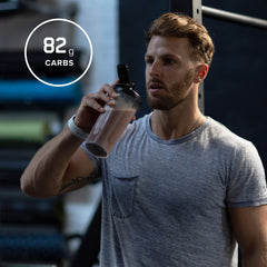 Optimum Nutrition lata junto a una regla para mostrar tamaño y peso