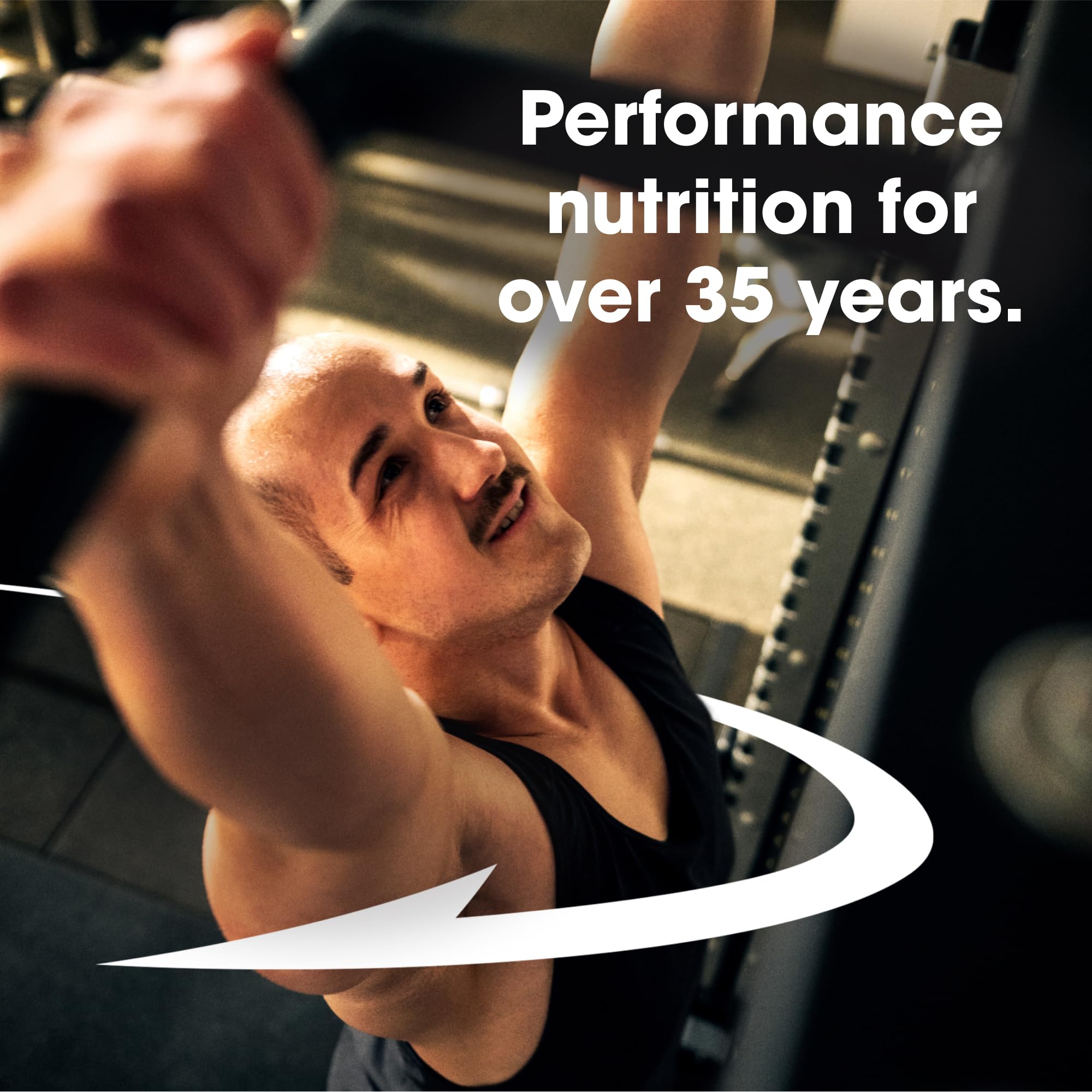 Botella y bote Optimum Nutrition en taquilla de gimnasio listos para entrenamiento