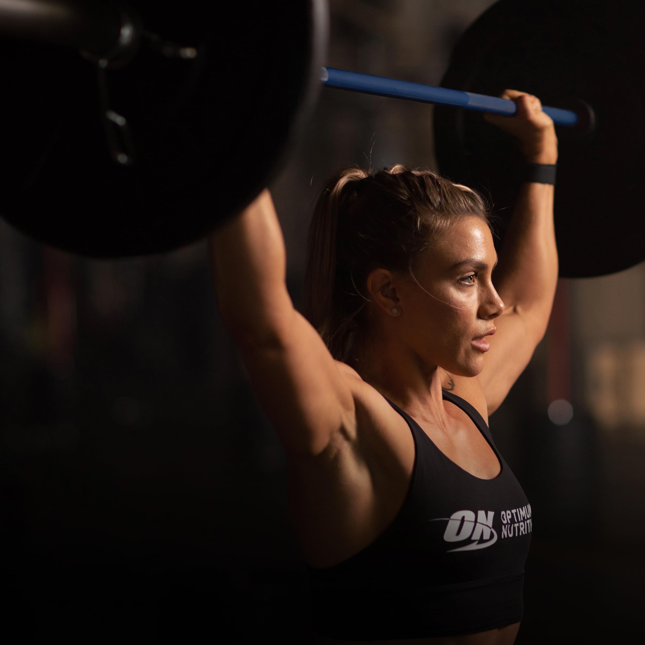 Optimum Nutrition envase guardado en bolso de gimnasio para llevar al entrenamiento
