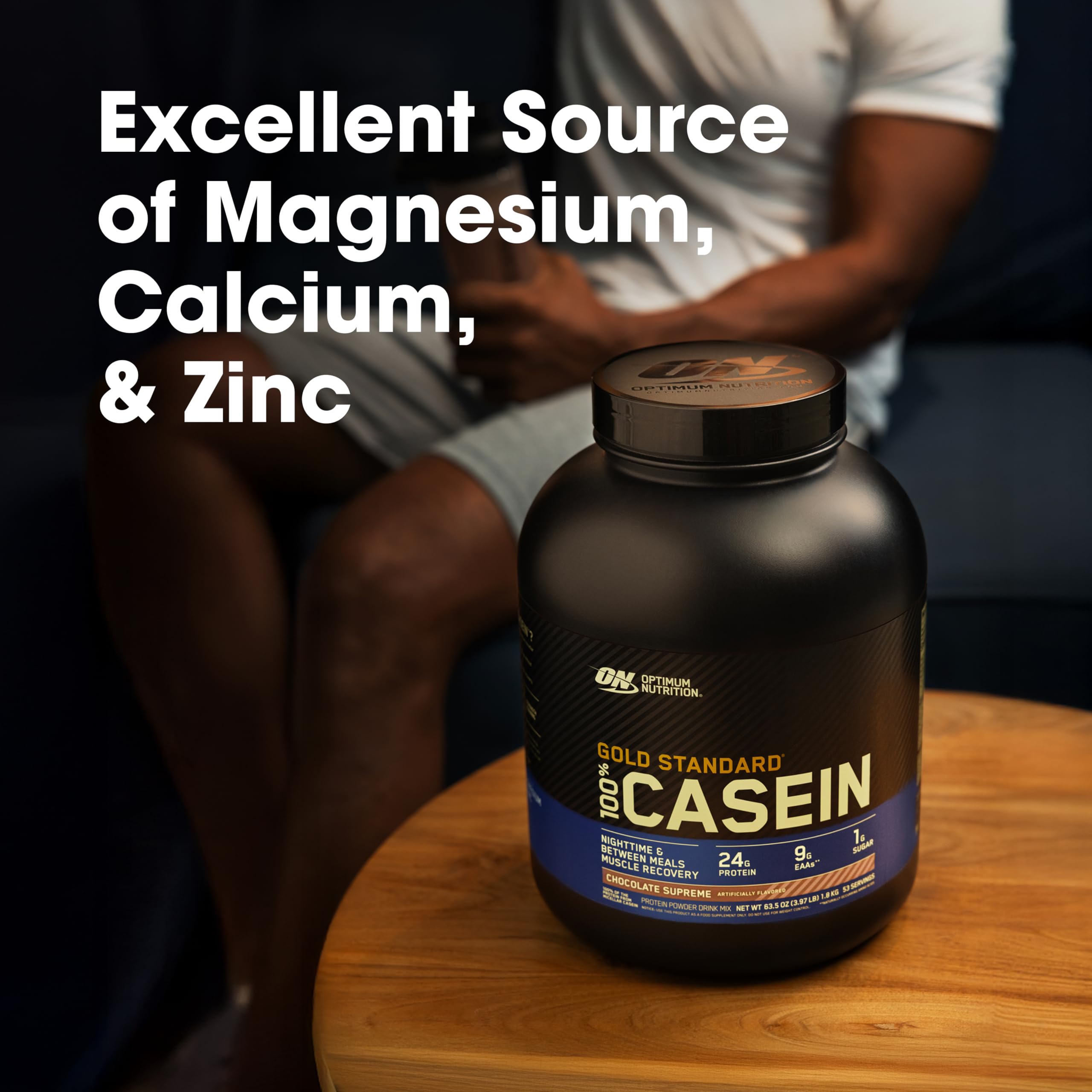 Optimum Nutrition producto en gimnasio junto a toalla y pesa mostrando uso deportivo