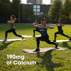 Optimum Nutrition cápsulas junto a vaso de agua ilustrando la toma diaria con comida