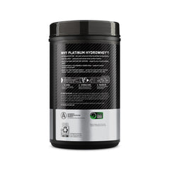Optimum Nutrition deportista sosteniendo batido tras entrenamiento, soporte muscular