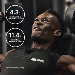 Atleta usando batido Optimum Nutrition en gimnasio para recuperación rápida