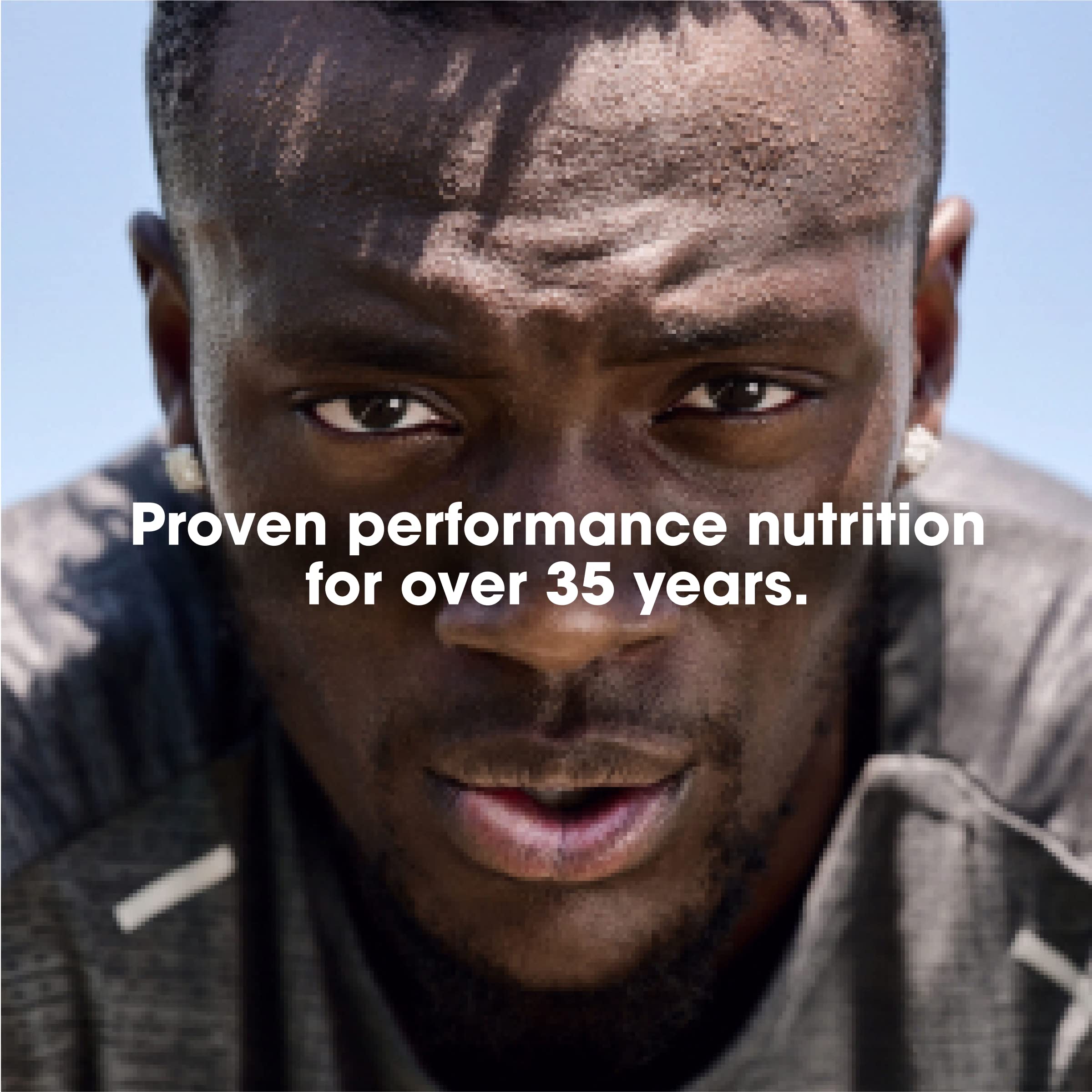 Optimum Nutrition envase al lado de una pesa para mostrar escala y cantidad