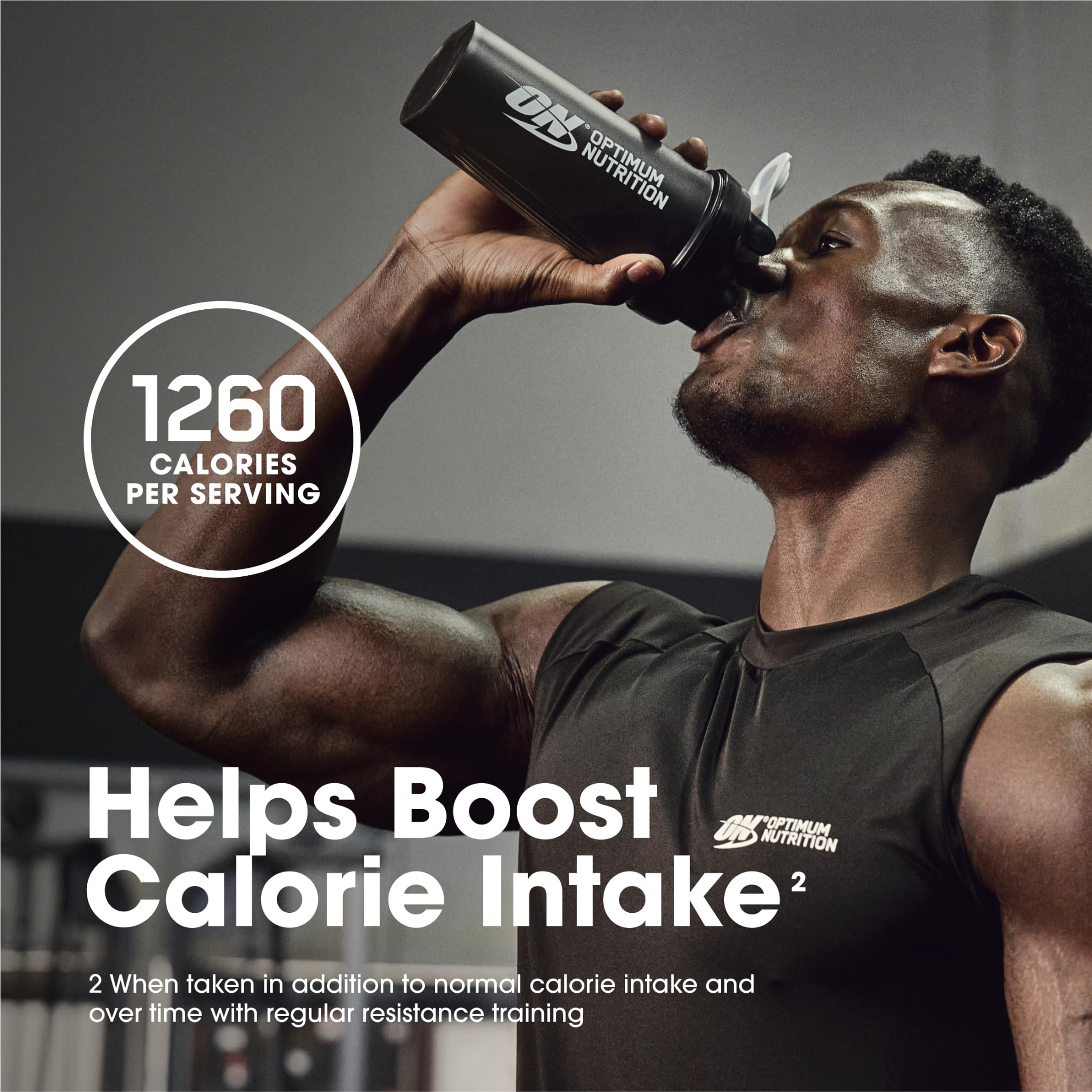 Optimum Nutrition polvo de fresa en primer plano mostrando textura densa