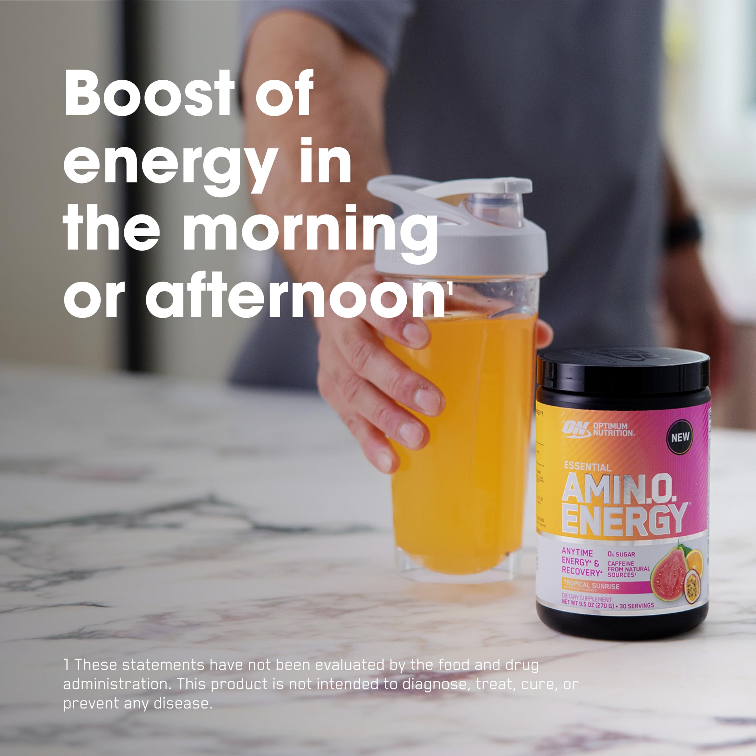 Optimum Nutrition bote junto a una pesa para comparar tamaño y porción
