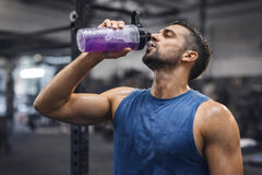 Optimum Nutrition bote en mano para visualizar tamaño y practicidad