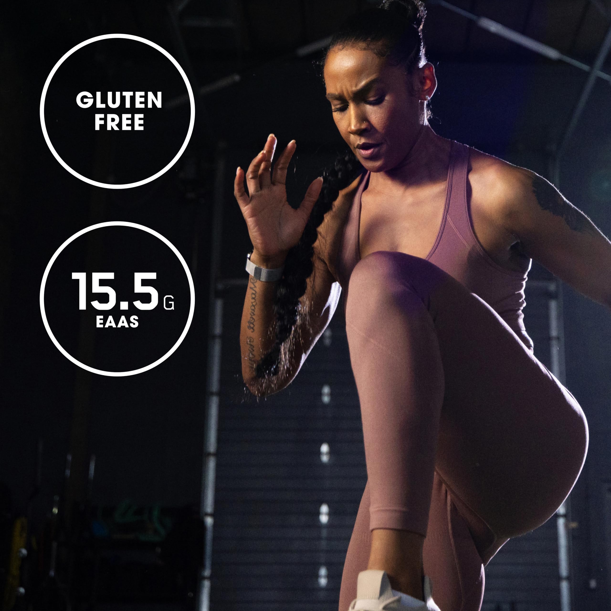 Optimum Nutrition envase junto a mancuernas para indicar tamaño práctico