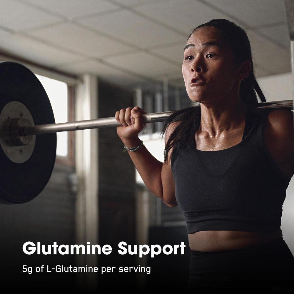 Optimum Nutrition cápsulas junto a equipo de gimnasio indicando uso post-entrenamiento