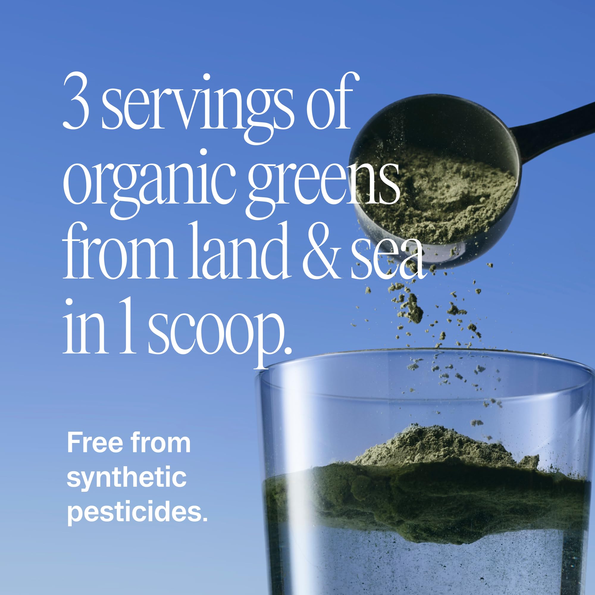 Ora Organic persona sirviendo un batido con el polvo, aporte rápido de supergreens