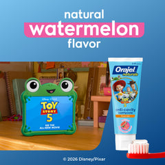 Comparación de tamaño del tubo Orajel en la mano para referencia