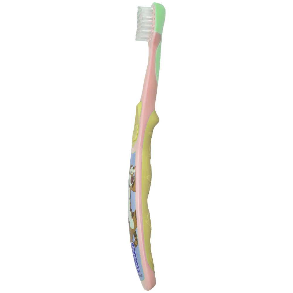 Oral-B cepillo en mano de bebé fomentando la autonomía temprana