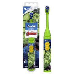 Oral-B cepillo en mano de niño ilustrando tamaño y fácil manejo