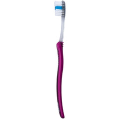 Persona usando Oral-B demostrando alcance en zonas posteriores
