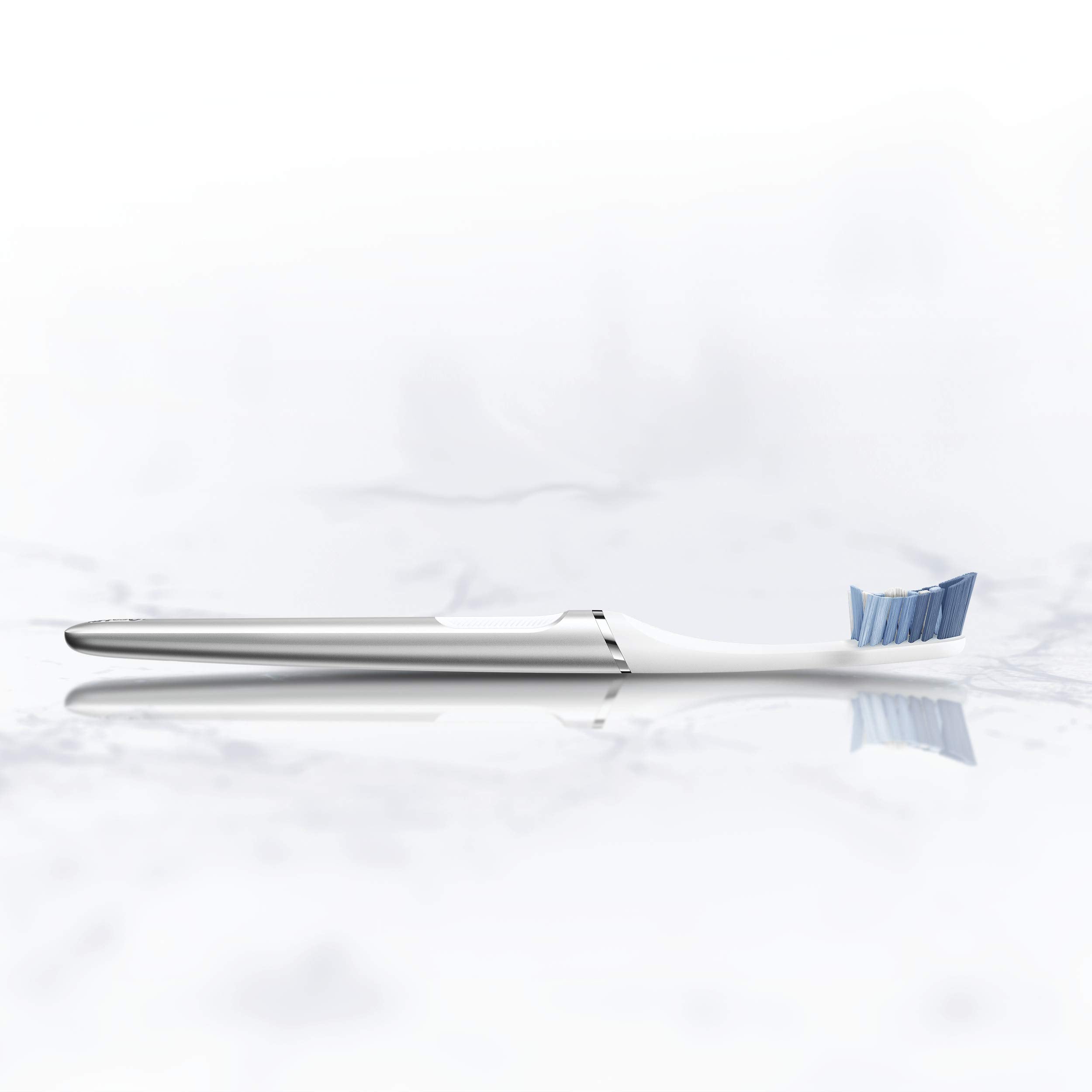 Oral-B mano sosteniendo cabezal mostrando facilidad de cambio