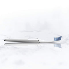 Oral-B mano sosteniendo cabezal mostrando facilidad de cambio