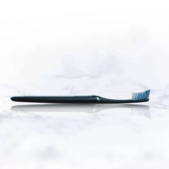 Contenido del kit Oral-B Clic con mango, cabezal y soporte magnético en su empaque
