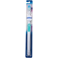 Oral-B comparación de tamaño con mano para mostrar escala compacta