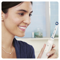 Oral-B comparación de tamaño con mano para ver escala y fácil manejo