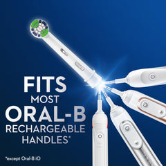 Cabezales Oral-B junto a un dedo para comparar tamaño y facilidad de manejo