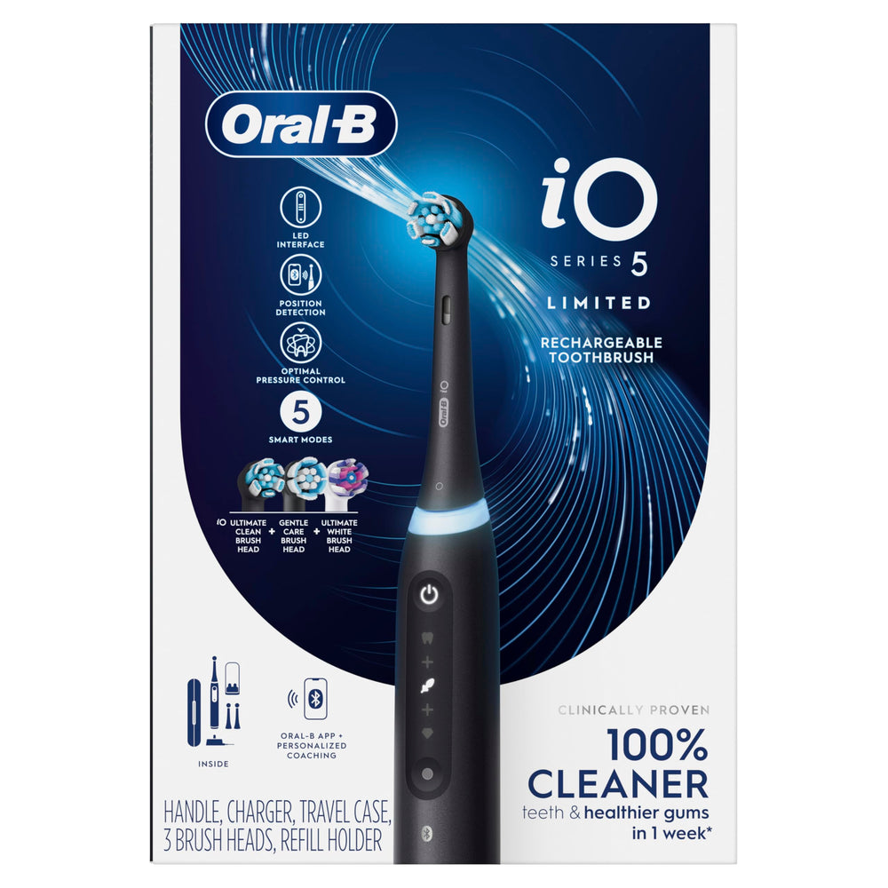 Oral-B iO5 junto a una mano para mostrar escala y facilidad de manejo