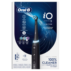Oral-B iO5 junto a una mano para mostrar escala y facilidad de manejo