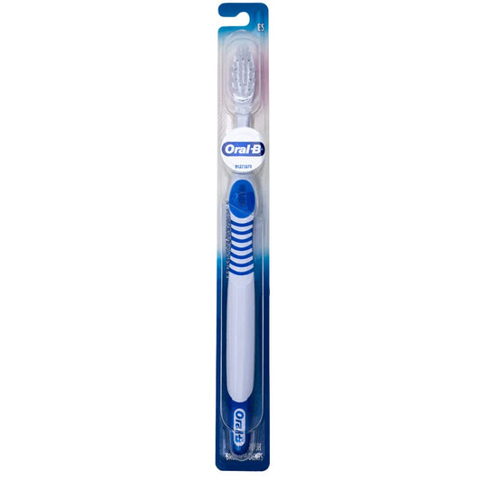 Oral-B cepillo en mano demostrando agarre cómodo y control mejora cepillado