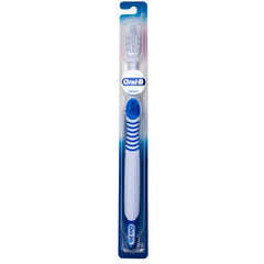 Oral-B cepillo en mano demostrando agarre cómodo y control mejora cepillado