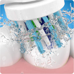 Oral-B cabezal Cross Action montado en cepillo demostrando ajuste seguro