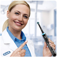 Oral-B CrossAction en baño estilo muestra apariencia discreta y moderna