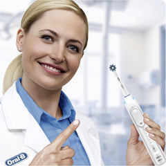 Oral-B cabezal en un lavabo de baño, listo para sustituir y mejorar la rutina diaria
